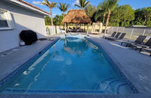 Coconut Creek House | 9BR/5BA Getaway, Heated Pool, Jacuzzi, Beach Volleyball & Mini Golf