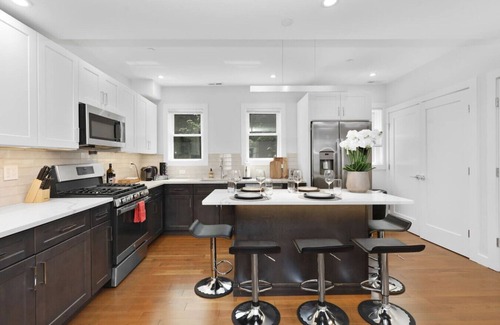 East Somerville House | 9BR6Bth Entire House Parking MIT/Harvard/TD Garden