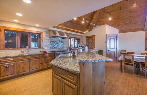 Truckee House | 9BRM/11BTH Tahoe Villa, panoramic view, hot tub, sauna, steam-room, bar, pool table