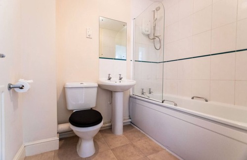 Swindon Apartment | 9FC Apartment 2 Bedroom Sleeps 4 Long Stay Disc