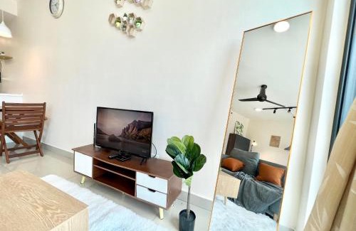 Shah Alam Apartment | A 1-4 pax Cozy Studio TV Box Pool 100mps Wifi 3 bed Trefoil Setia Alam