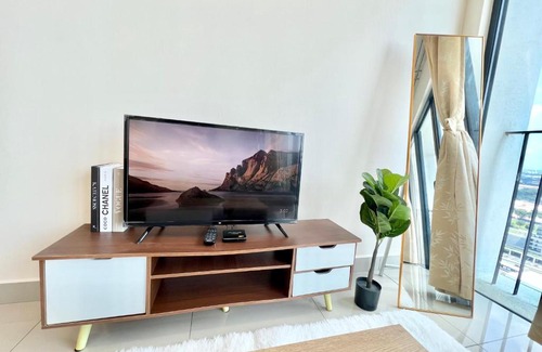 Shah Alam Apartment | A 1-4 pax Cozy Studio TV Box Pool 100mps Wifi 3 bed Trefoil Setia Alam