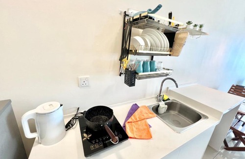 Shah Alam Apartment | A 1-4 pax Cozy Studio TV Box Pool 100mps Wifi 3 bed Trefoil Setia Alam