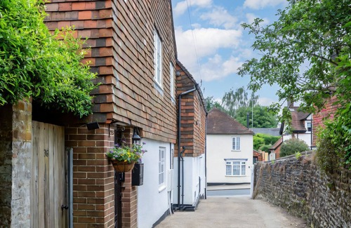 Petersfield Apartment | A 16th century Hideaway in Petersfield, South Downs Market Town