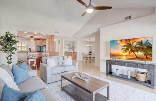 Royal Harbor Condo | A-2 - Waterfront Condo Near Naples Bay & Beaches