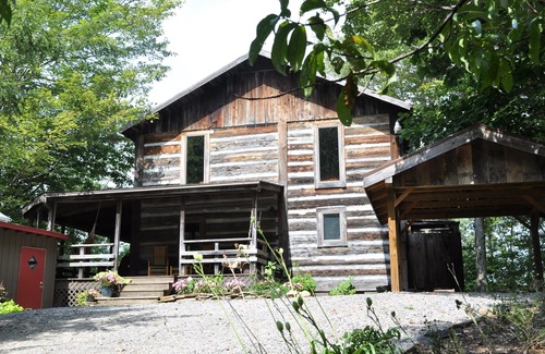 Hot Springs Cabin | A 2200 sq/ft lodge on a picturesque 16-acre wooded mountain property