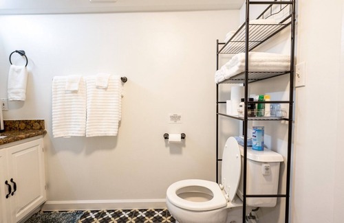 North Oak Park House | A+ 2BR Vict Walk to UC Davis & Shriners Med Center