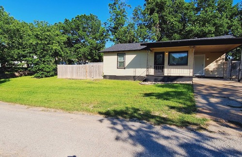 Fort Worth House | A 3-bedroom house in NE Fort Worth with WiFi, AC, and plenty of parking.