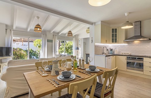 Urbanizacion Marbessa Villa | A 3 minute walk to the Beach in Marbesa