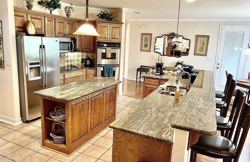 Flint House | A 4 bedroom beautiful custom home located 5 miles away from downtown Tyler, Tx.