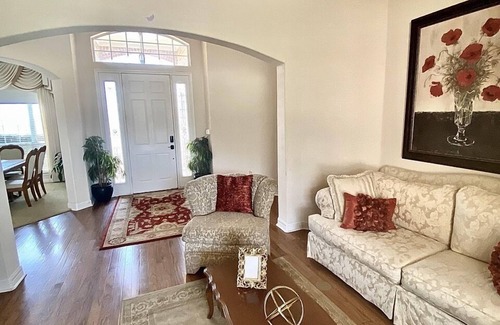 Flint House | A 4 bedroom beautiful custom home located 5 miles away from downtown Tyler, Tx.