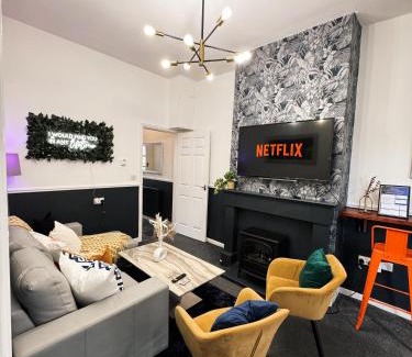 Sunderland Apartment | A&A Luxury Stay Rosedale St - Chic, Modern, City Centre, Neon Decor