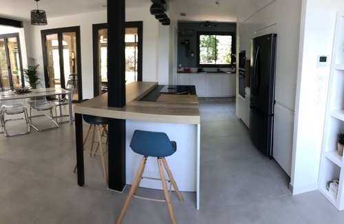 Saint-Clement-de-Riviere House | A balcony overlooking the pine forest