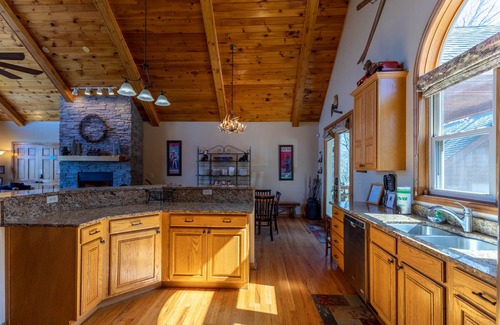 Boone Cabin | A Bear's Eye View - 10 min to Boone, Views, pets OK, pool table, hot tub!