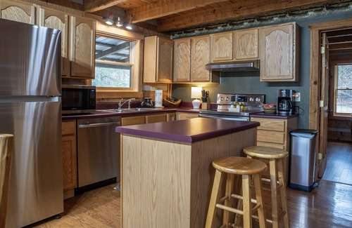 Townsend Cabin | A~Bears Den- Pet Friendly, Hot Tub, 2 King Suites, Minutes to GSMNP!