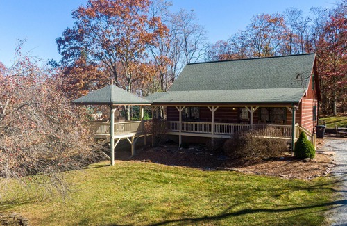 Boone Cabin | A Bears Hill Log Cabin in Boone with hot tub large yard and pond