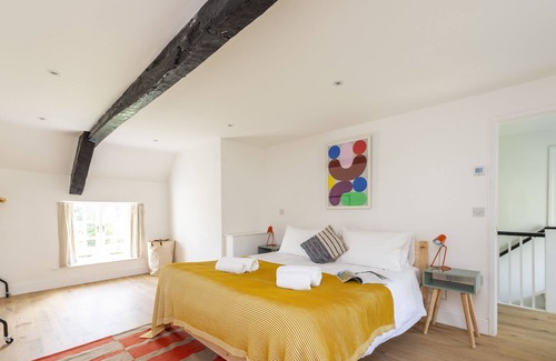 Yeovil Apartment | A beautiful 17th Century cottage, recently renovated to a high standard whilst retaining the charact
