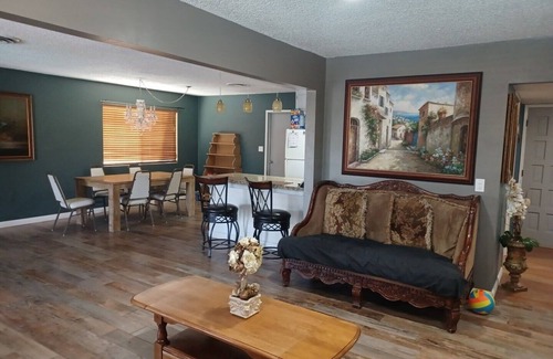 Greenacres House | A beautiful 3 bedrooms 2 Living rooms and 2 bathrooms