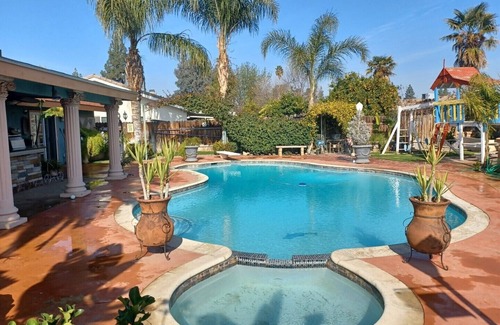Greenacres House | A beautiful 3 bedrooms 2 Living rooms and 2 bathrooms