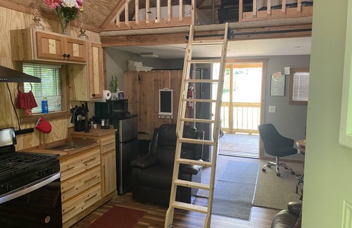 Greenbrier Cabin | A Beautiful Cabin, in a quiet neighborhood that's close to everything!