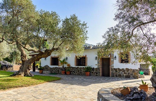 Orgiva House | A beautiful country house in lovely gardens with 360 degree mountain views.