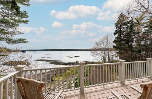 Boothbay House | A Beautiful Get Away on the Coast of Barter's Island