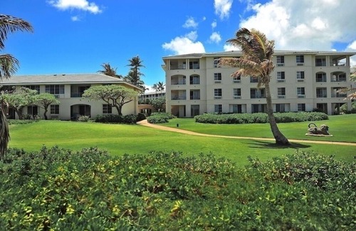 Bayview Condo | A BEAUTIFUL OCEANFRONT RESORT, 2BDRM, Full Kitchen, wifi, pool & bar, fitness