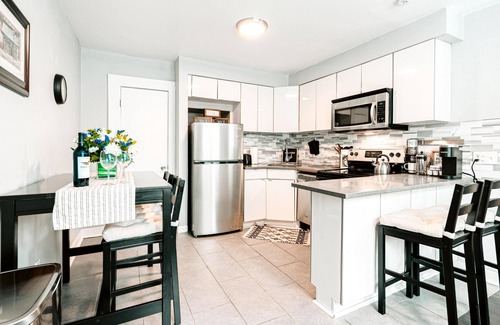 Mill River Apartment | A brick's throw away to Sally's Apizza!