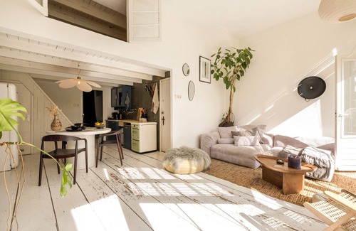 Burgwallen Nieuwe Zijde Apartment | A bright and stylish loft in the heart of Amsterdam, with a cozy interior, plenty of natural light and all the modern conveniences for a relaxing stay in the city.