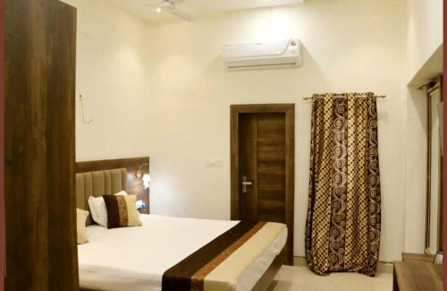 Varanasi Hotel | A BUDUGET - MANAN GUEST HOUSE VARANASI, Near Kashi Vishwanath Temple - BEST HOTEL IN VARANASI