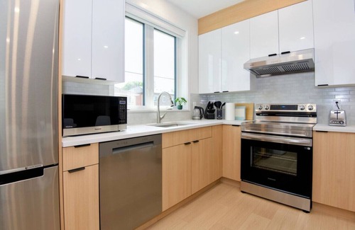 Arbutus Ridge House | A/C Brand New Entire Guest House