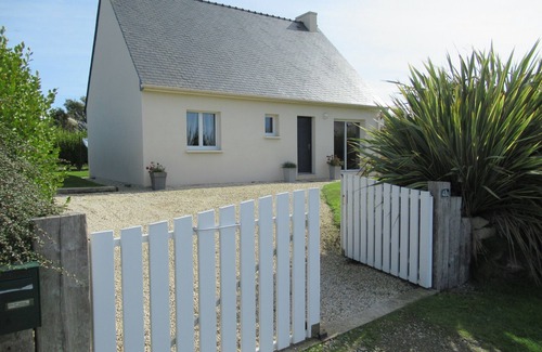 Porspoder House | A/C from 357€: House CLASSIFIED 4*; single-storey, seafront, enclosed garden, pets OK.