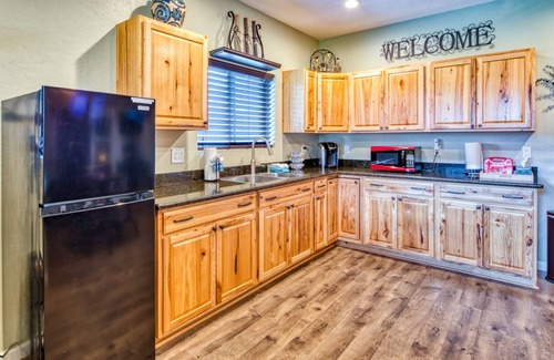 Sagle House | A/C LakeAccess GameRoom Xbox DogOK kayaks paddleboards Private30'Dock Sleeps 14