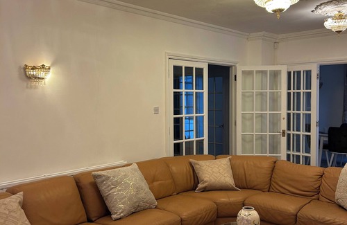 Finchley Church End House | A calm retreat where you can unwind, in a lovely location.