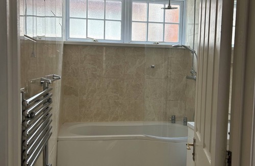 Finchley Church End House | A calm retreat where you can unwind, in a lovely location.