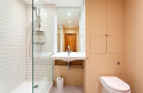 Chelsea Riverside Apartment | A Case of Chelsea, by Veeve