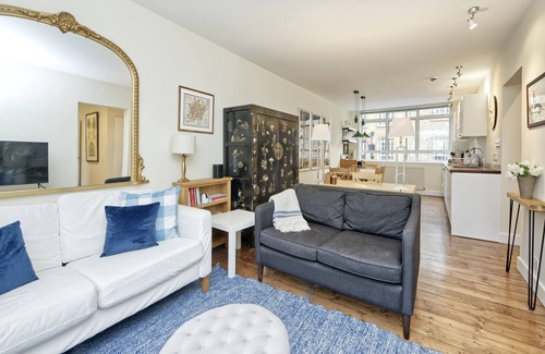 Chelsea Riverside Apartment | A Case of Chelsea, by Veeve