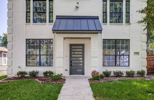 Dallas House | A Century Modern Luxurious Home Minutes from White Rock Lake & A Huge Backyard!