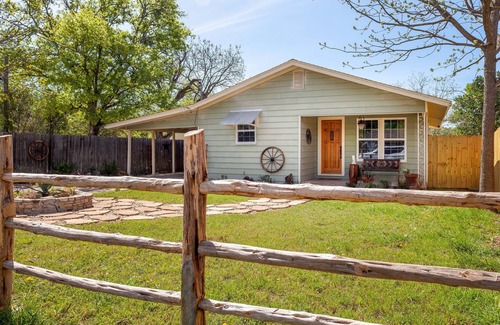 Kerrville Cottage | A Charming 2/1.5 cottage on the Kerrville RiverTrail near all town amenities.