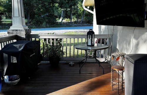 Columbia House | A Charming 2-bedroom house located on Lake Murray SC!