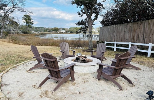 Wilmington House | A charming 3-bed/3.5 bath home with in-ground pool and jacuzzi on Pages Creek
