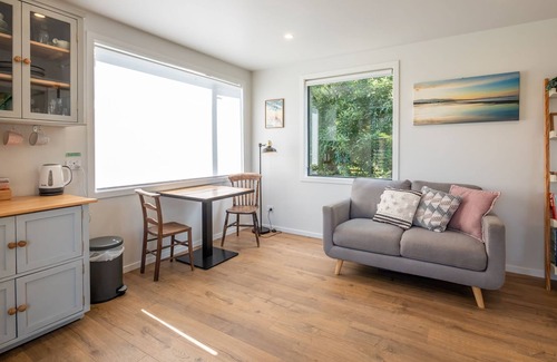 Pohara Cabin | A charming coastal studio just a few steps from the beach