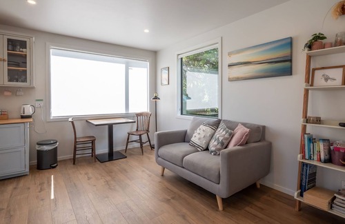 Pohara Cabin | A charming coastal studio just a few steps from the beach