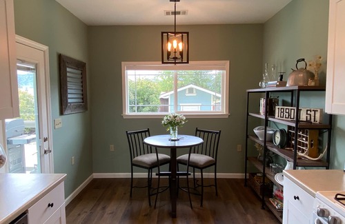 Atascadero House | A charming country escape. Near wineries, SLO, hiking, and SM Ranch & lake.