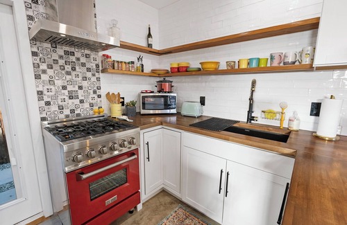Crenshaw Cottage | A Charming detached guesthouse with everything