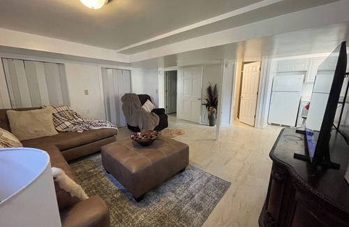 White Oak House | A Charming Exotic House, Unite B, walking distance from anything you need