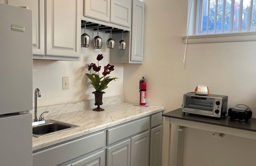 White Oak House | A Charming Exotic House, Unite B, walking distance from anything you need