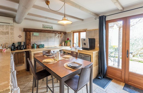 Le Castellet Bed & Breakfast | A charming gîte, the Jas des Oliviers welcomes you to the heart of the garden.