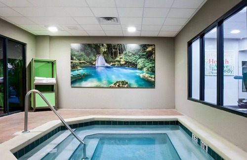 Airport North House | A Charming Group Hideaway! Enjoy Free Breakfast