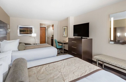 Airport North House | A Charming Group Hideaway! Enjoy Free Breakfast